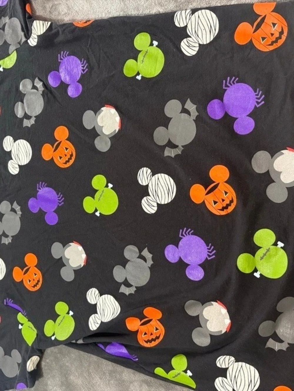 Disney  
Men’s Halloween T-Shirt
